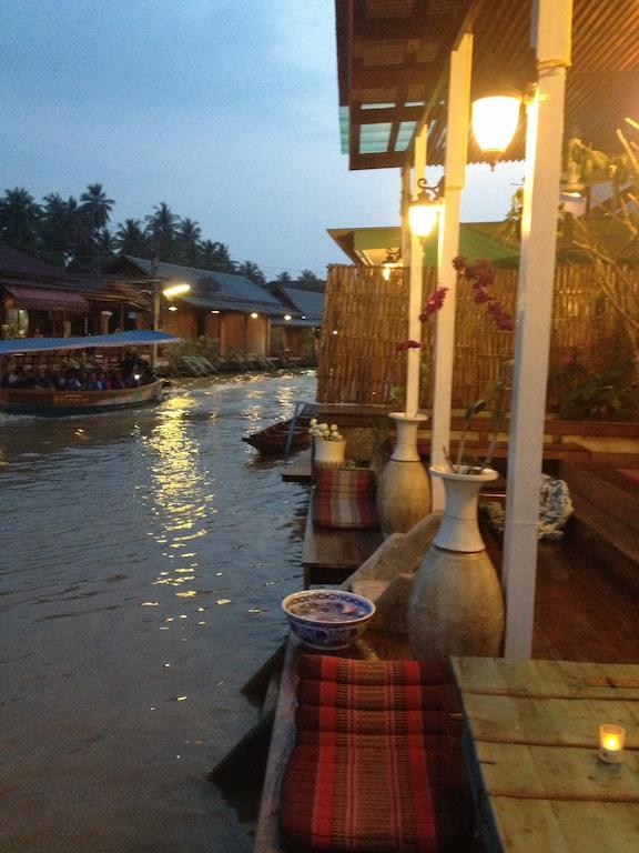 At Casa Guesthouse Amphawa Bagian luar foto