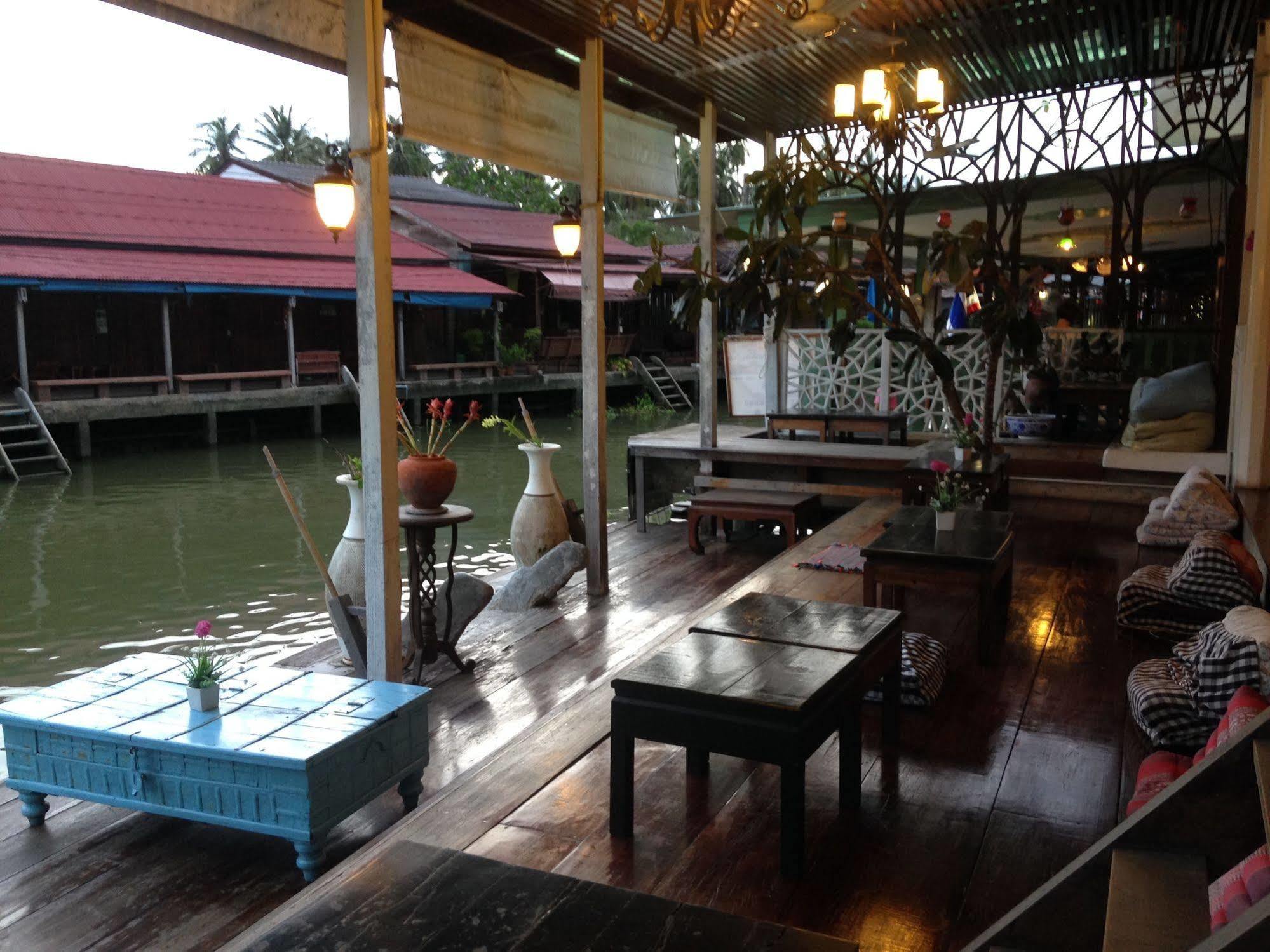 At Casa Guesthouse Amphawa Bagian luar foto