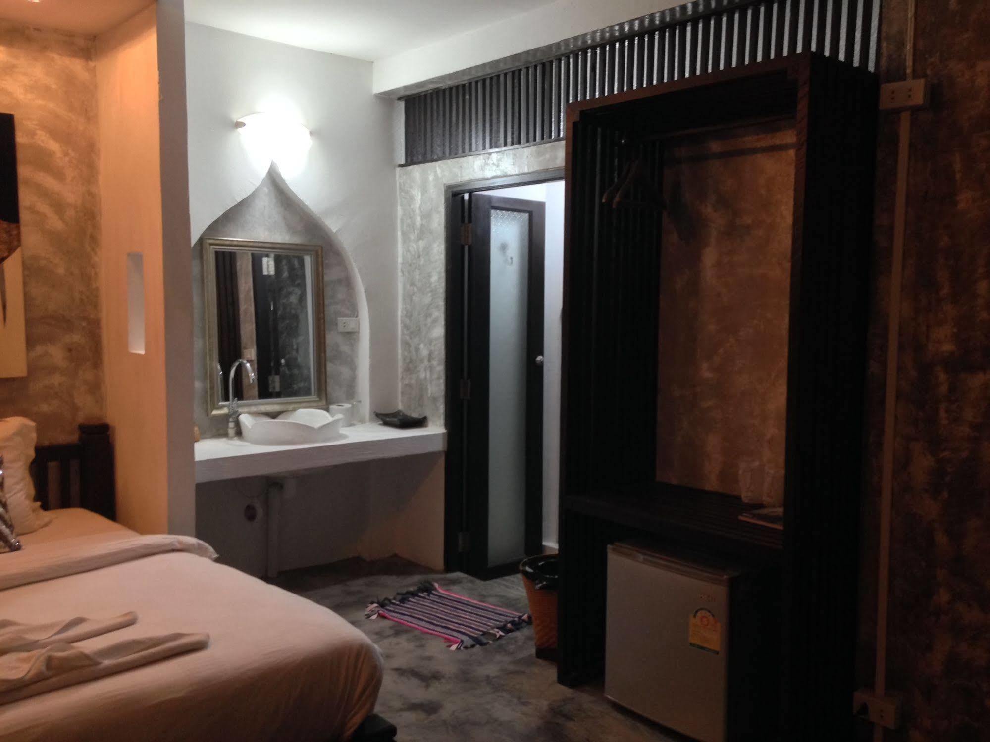 At Casa Guesthouse Amphawa Bagian luar foto