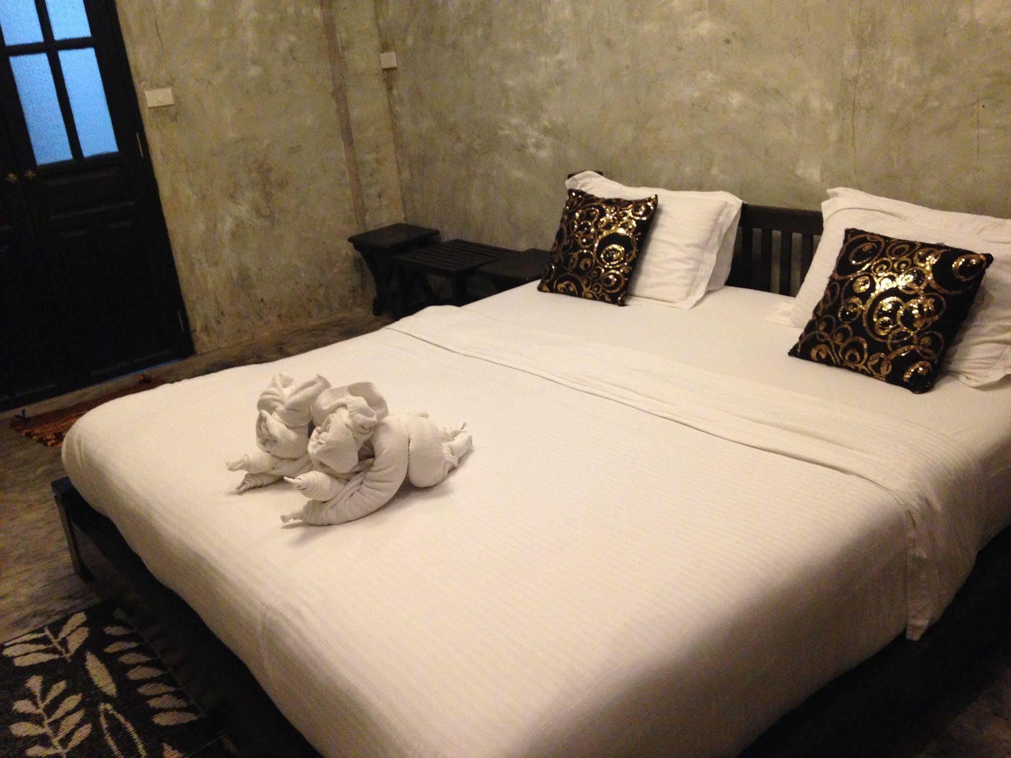 At Casa Guesthouse Amphawa Bagian luar foto