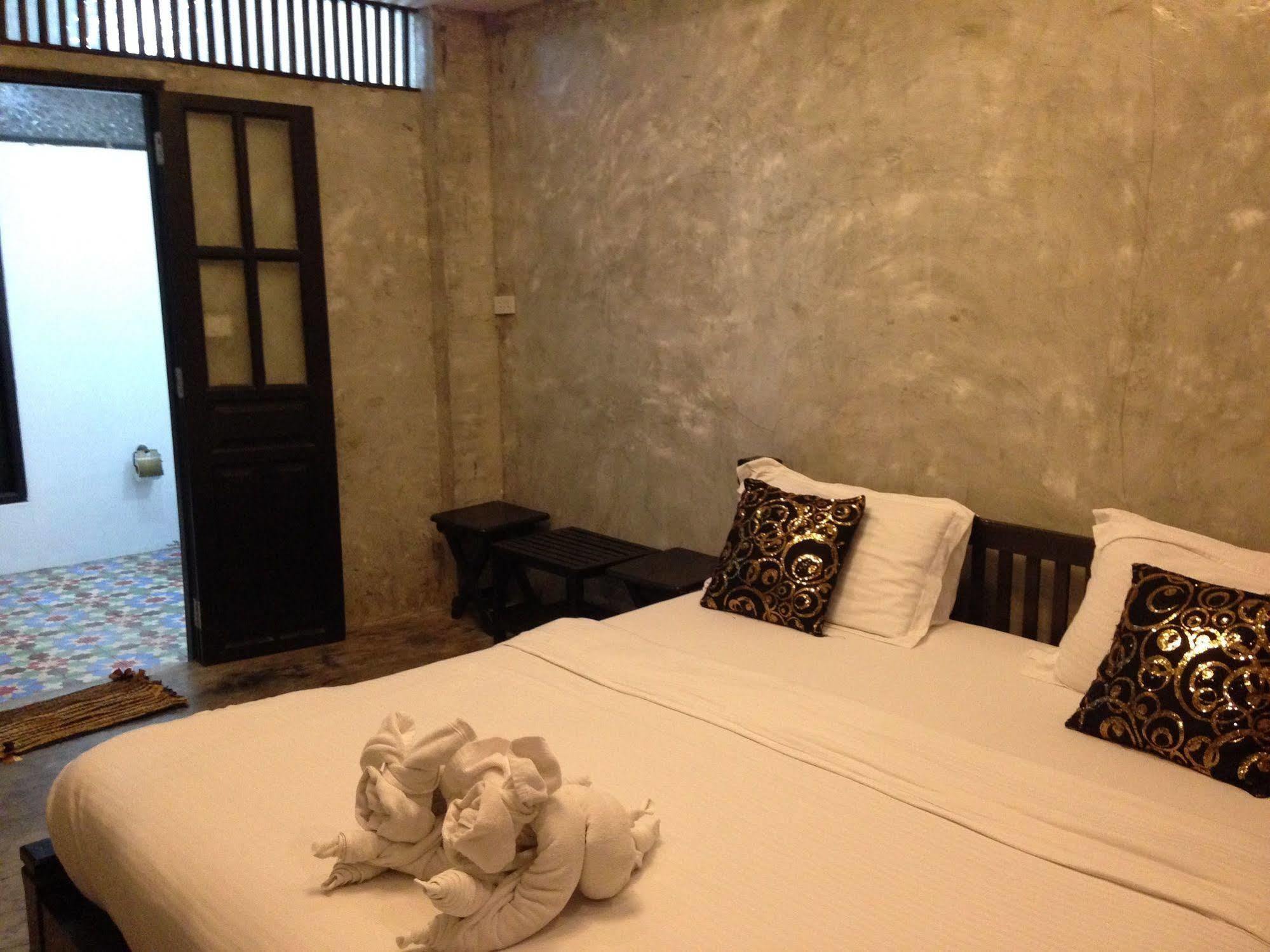 At Casa Guesthouse Amphawa Bagian luar foto