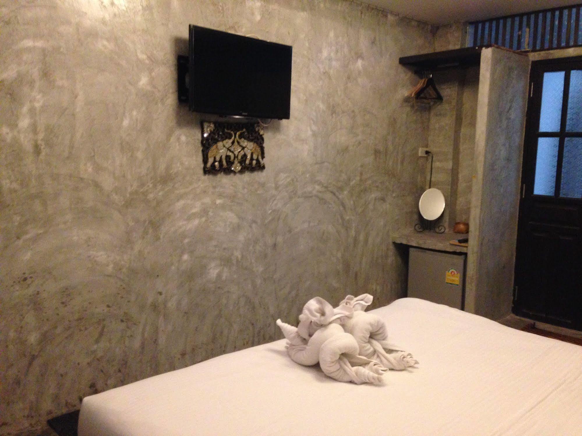 At Casa Guesthouse Amphawa Bagian luar foto