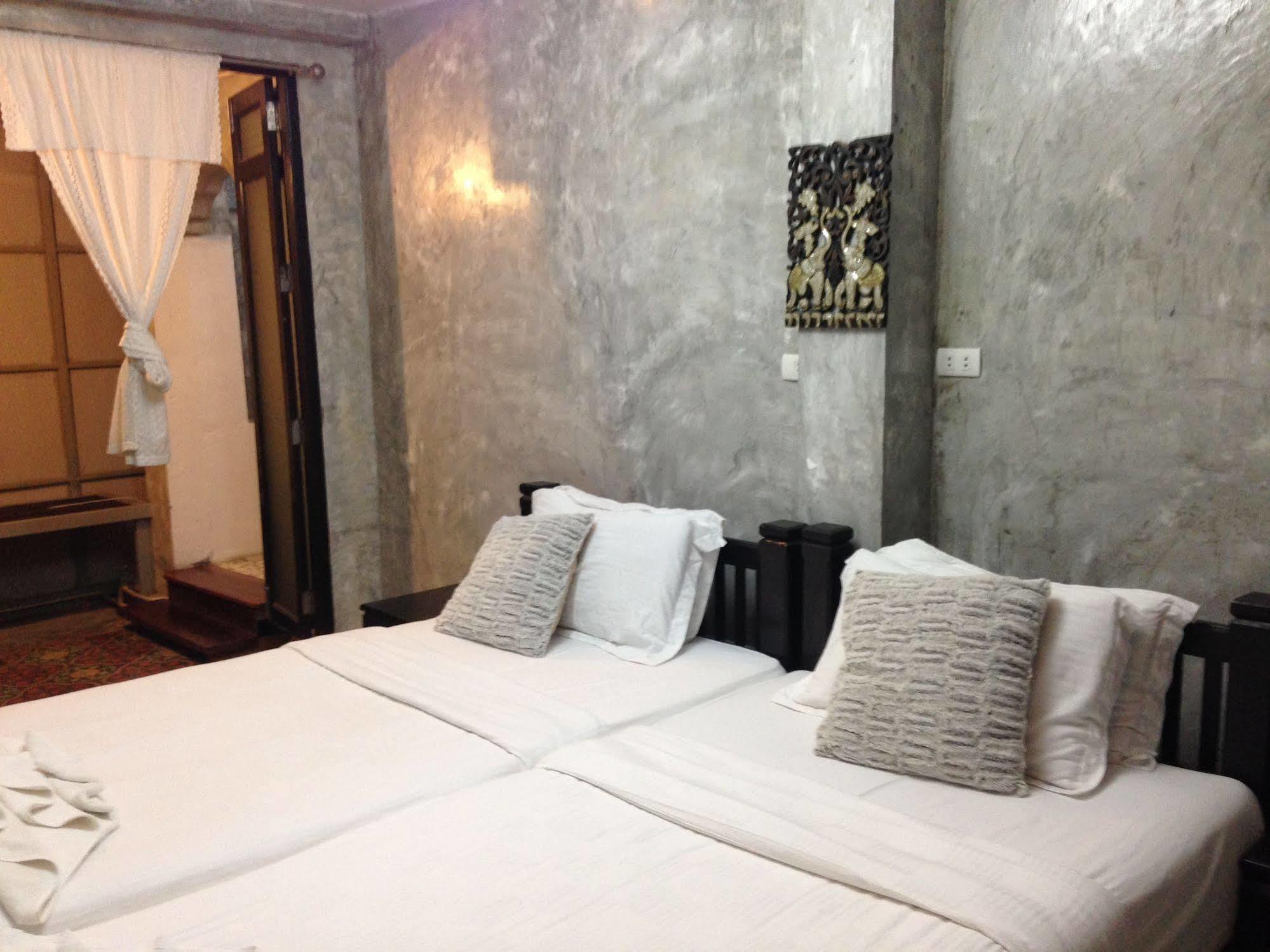 At Casa Guesthouse Amphawa Bagian luar foto